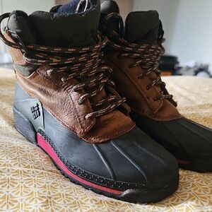 STUNNING BUGABOOT HIKING BOOTS